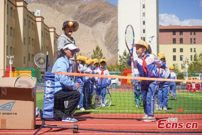 Η φωτογραφία δείχνει μαθητές να μαθαίνουν να παίζουν τένις (打网球: Dǎ wǎngqiú) σε ένα δημοτικό σχολείο στη Λάσα, στην αυτόνομη περιοχή του Θιβέτ της νοτιοδυτικής Κίνας, στις 13 Μαΐου 2022.