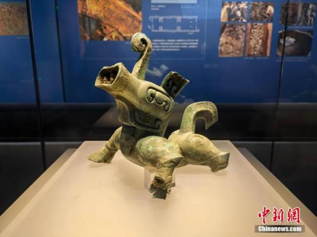Ένα "ρομποτικό σκυλί", ένα χάλκινο αντικείμενο που μοιάζει σαν μυθικό πλάσμα κάνει το ντεμπούτο του στο Μουσείο Γιμπίν, την επαρχία Σιτσουάν της Νοτιοδυτικής Κίνας, στις 18 Μαΐου 2022. Το παράξενο τεχνούργημα ανακαλύφθηκε στον λάκκο Νο.3 και έχει μήκος 28,5 εκατοστών, ύψος 26,4 εκατοστών και πλάτος 23 εκατοστών. (Φωτογραφία: China News Service)
