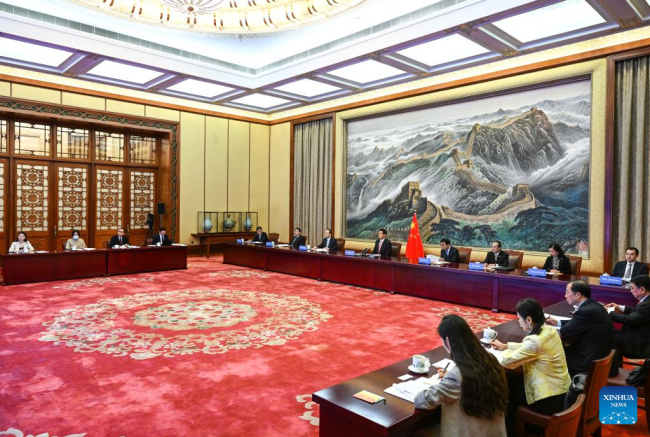 Ο Λι Τζανσού, πρόεδρος της Μόνιμης Επιτροπής του Εθνικού Λαϊκού Συνεδρίου (NPC) της Κίνας, πραγματοποιεί τηλεδιάσκεψη με τον Κωνσταντίνο Τασούλα, πρόεδρο της Βουλής των Ελλήνων, στη Μεγάλη Αίθουσα του Λαού στο Πεκίνο, πρωτεύουσα της Κίνας, 24 Μαΐου 2022. (φωτογραφία/Xinhua)