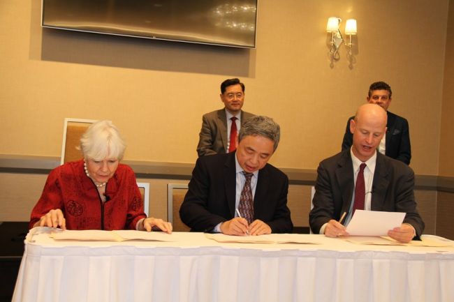 Η Sarah Lande (πρώτη στα αριστερά) και ο πρόεδρος της Wanxiang America Corporation Νι Πιν (κέντρο μπροστά) υπογράφουν τη συμφωνία του Προγράμματος "Sarah and Roger Lande Scholars" στο Μουσκάτιν της Αϊόβα των Ηνωμένων Πολιτειών, στις 20 Απριλίου 2022. (φωτογραφία/Xinhua)