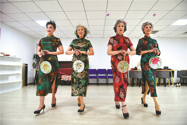 Οι «κομψές γιαγιάδες», Σανγκ Σιουτζού, Τσενγκ Ντερόνγκ, Γκοό Λιρόνγκ και Τανγκ Αϊ –Αϊ (από αριστερά προς τα δεξιά), εξασκούνται στην πασαρέλα φορώντας τσεονγκσάμ. [Φωτογραφία/ China Daily]