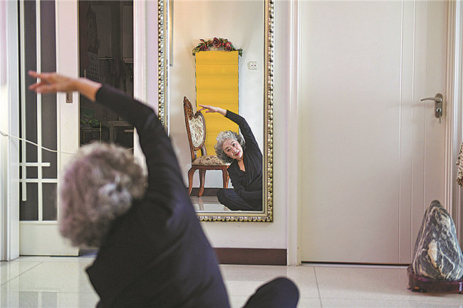 Η Τανγκ Αϊ –Αϊ κάνει γιόγκα στο σπίτι. [Φωτογραφία/ China Daily]