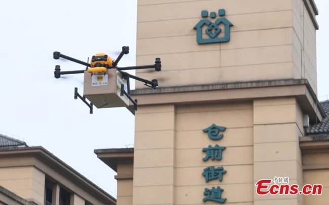 Δρόνος που μεταφέρει δείγματα νουκλεϊκού οξέος απογειώνεται από ένα κοινοτικό ιατρικό κέντρο, στο Χανγκτζόου, στην επαρχία Τζετζιάνγκ της ανατολικής Κίνας. (Φωτογραφία: China News Service)
