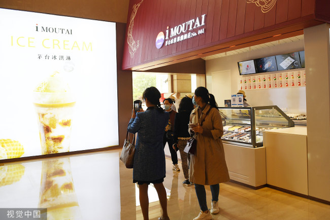 Πελάτες στο κατάστημα παγωτών Moutai στο Χουαϊρέν, στην επαρχία Γκουιτζόου στις 20 Μαΐου 2022. [Φωτογραφία/VCG]