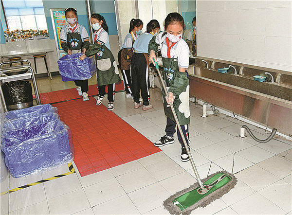 Μαθητές στο Τσινγκντάο, στην επαρχία Σανντόνγκ κάνουν εθελοντική εργασία για να βοηθήσουν στην καντίνα του σχολείου τους.
