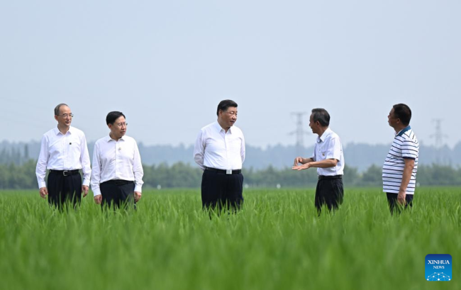 Ο Κινέζος Πρόεδρος Σι Τζινπίνγκ ενώ επισκέπτεται το χωριό Γιονγκφένγκ στην πόλη Μεϊσάν, στην επαρχία Σιτσουάν της νοτιοδυτικής Κίνας, 8 Ιουνίου 2022. (φωτογραφία/ Xinhua)