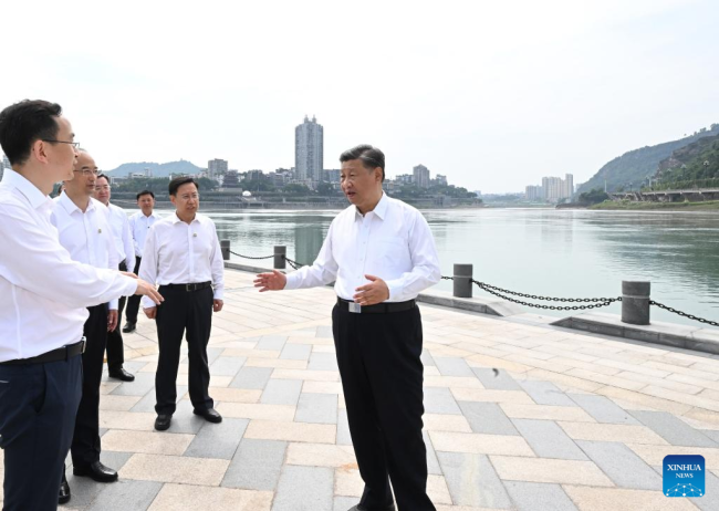 Ο Κινέζος Πρόεδρος Σι Τζινπίνγκ ενώ επισκέπτεται το Σαντζιανγκκόου, όπου οι ποταμοί Τζινσά και Μιντζιάνγκ συγκλίνουν στον ποταμό Γιανγκτσέ, για να ενημερωθεί για τις τοπικές προσπάθειες για την οικολογική αποκατάσταση και προστασία κατά μήκος του ποταμού Γιανγκτσέ, στην πόλη Γιμπίν, στην επαρχία Σιτσουάν της νοτιοδυτικής Κίνας, στις 8 Ιουνίου 2022. (φωτογραφία/Xinhua)