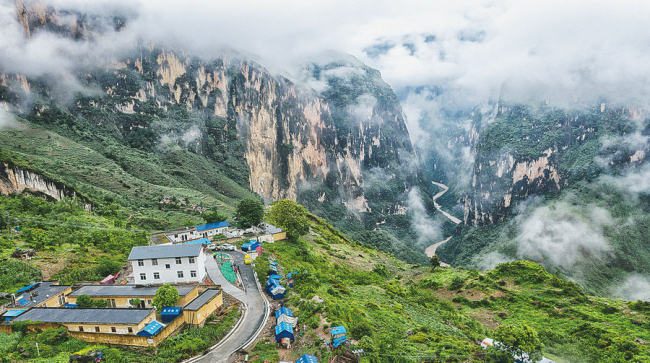 Η Αμπουλουόχα είναι το τελευταίο χωριό της Κίνας που συνδέθηκε με το ασφαλτοστρωμένο οδικό σύστημα της χώρας το περασμένο καλοκαίρι. [Φωτογραφία/ China Daily]