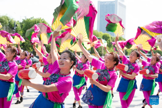 Άνθρωποι εκτελούν τοπικό χορό με τύμπανα σε μια πλατεία, στην επαρχία Τζιανγκσού της ανατολικής Κίνας, 11 Ιουνίου 2022.