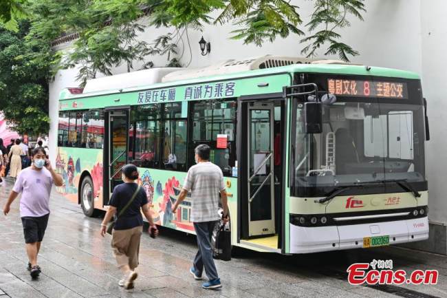 Η φωτογραφία δείχνει το καντονέζικο λεωφορείο με θέμα την όπερα στο Γκουανγκτζόου (Καντόνα), στην επαρχία Γκουανγκντόνγκ της νότιας Κίνας, 8 Ιουνίου 2022. (Φωτογραφία: China News Service)