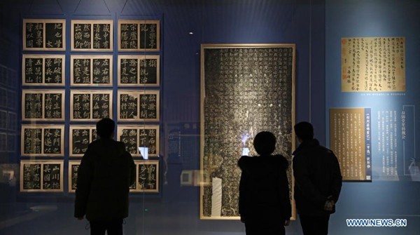 Οι επισκέπτες θαυμάζουν μια έκθεση των Δυναστειών Τανγκ (618-907) και Σονγκ (960-1279) των Οκτώ Μεγάλων Δασκάλων στο Επαρχιακό Μουσείο Λιαονίνγκ στο Σενγιάνγκ, στην επαρχία Λιαονίνγκ της βορειοανατολικής Κίνας, 4 Δεκεμβρίου 2020. [Φωτογραφία/Xinhua]