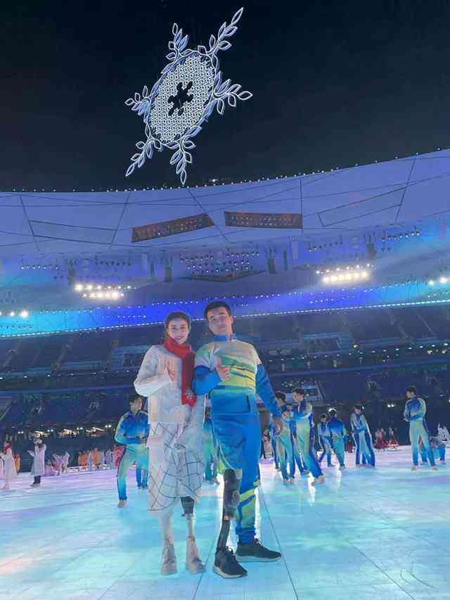 Η Χου Γιουέ (αριστερά) ποζάρει για μια φωτογραφία στην τελετή έναρξης των Χειμερινών Παραολυμπιακών Αγώνων του Πεκίνου 2022.