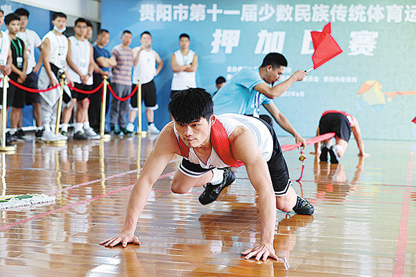 Στο γιατζιά, μια διελκυστίνδα, δύο αθλητές τυλίγουν το ίδιο ύφασμα γύρω από το λαιμό τους, ξαπλώνουν στις δύο άκρες του γηπέδου, σκαρφαλώνουν σε αντίθετες κατευθύνσεις και κερδίζουν τραβώντας προς την καθορισμένη περιοχή. [Η φωτογραφία παρέχεται στην China Daily]