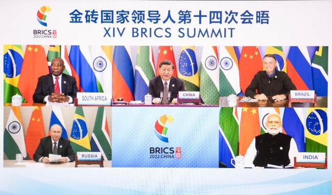 Ο Κινέζος Πρόεδρος Σι Τζινπίνγκ φιλοξενεί την 14η Σύνοδο Κορυφής BRICS μέσω τηλεδιάσκεψης στο Πεκίνο, την πρωτεύουσα της Κίνας, στις 23 Ιουνίου 2022. Ο Πρόεδρος της Νότιας Αφρικής Σίριλ Ραμαφόσα, ο Πρόεδρος της Βραζιλίας Ζαΐχ Μπολσονάρου, ο Ρώσος Πρόεδρος Βλαντιμίρ Πούτιν και ο Ινδός πρωθυπουργός Νορέντρα Μόντι παρευρέθηκαν στη σύνοδο κορυφής. (φωτογραφία/Xinhua)