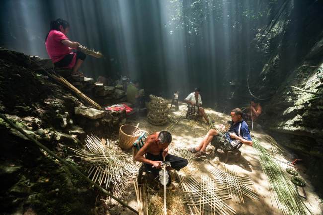 Τεχνίτες στο χωριό Λιγιουάν του αυτόνομου νομού Σιανγκσί Τουτ ροστατεύονταςandζιά και Μιάο στην επαρχία Χουνάν υφαίνουν προϊόντα μπαμπού. [Φωτογραφία/ chinadaily]