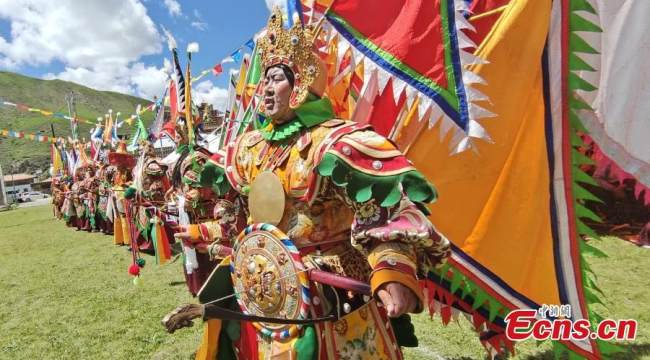 Καλλιτέχνες από τον Θίασο της Θιβετιανής Όπερας ανεβάζουν μια όπερα που είναι βασισμένη στο Έπος του Βασιλιά Γκεσάρ στην κομητεία Μπάνμα, στην επαρχία Τσινγκχάι. (Η φωτογραφία παρέχεται στην China News Service)
