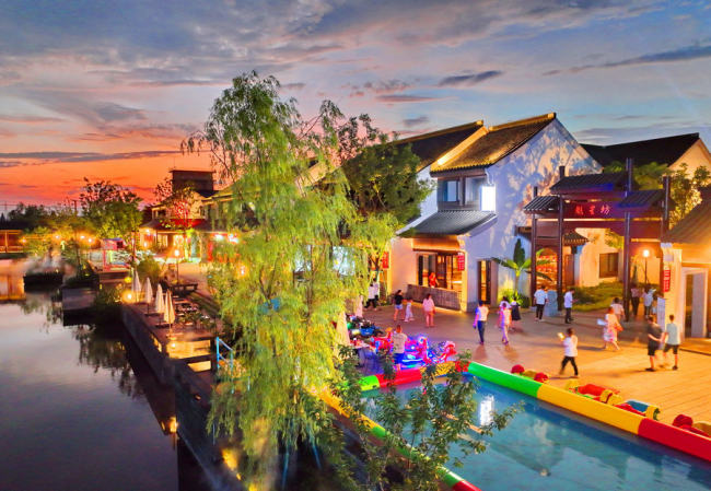 Νύχτα στην οδό Λιουσιμπάν της πολιτιστικής περιοχής Τζανγκ Τζιεν στην πόλη Τσανγκλέ του Ναντόνγκ, στην επαρχία Τζιανγκσού της Ανατολικής Κίνας, στις 28 Ιουνίου 2022. [Photo/IC]