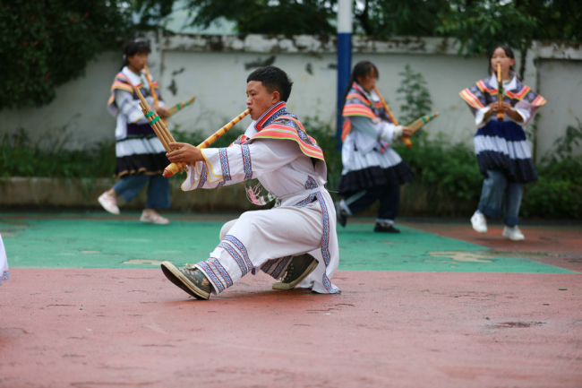 Μαθητές εκτελούν το χορό Λουσένγκ στο Γυμνάσιο Γκουοτσουανί του Ναγιόνγκ της επαρχίας Γκουιτζόου. [Φωτογραφία/ chinadaily]
