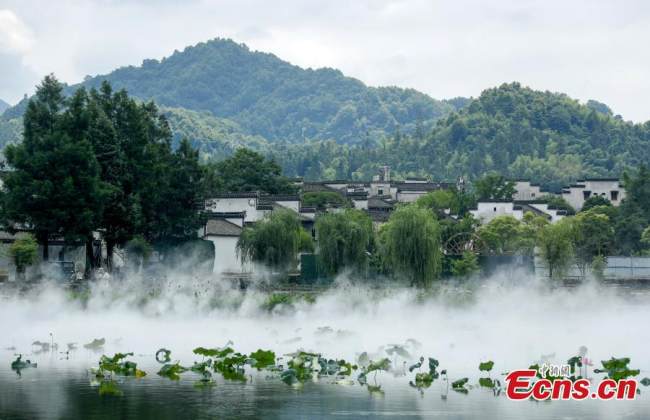 Αυτή η σειρά φωτογραφιών δείχνει το γοητευτικό τοπίο (迷人的风景: Mírén de fēngjǐng) μετά τη βροχή στο χωριού Σιντί, που είναι ένα αρχαίο χωριό (古村: gǔcūn), στην περιοχή Γισιέν της πόλης Χουανγκσάν, στην επαρχία Ανχούι της ανατολικής Κίνας, 23 Ιουνίου 2022. (Φωτογραφία: China News Service)