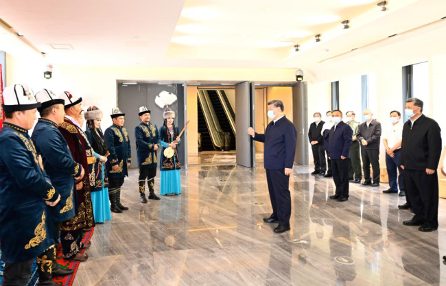 Ο Κινέζος Πρόεδρος Σι Τζινπίνγκ μιλά με τους ερμηνευτές του Μανάς, που έχει εγγραφεί ως άυλη πολιτιστική κληρονομιά, ενώ επισκέπτεται το Μουσείο της Αυτόνομης Περιοχής Σιντζιάνγκ Ουιγούρ, στην πόλη Ουρούμτσι, πρωτεύουσα της Αυτόνομης Περιοχής Σιντζιάνγκ Ουιγούρ της βορειοδυτικής Κίνας, στις 12 Ιουλίου 2022. (φωτογραφία/Xinhua)