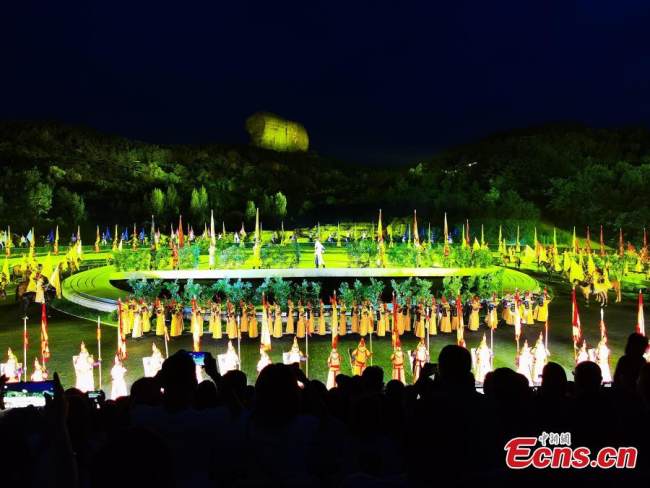 Μια πανοραμική άποψη της φανταστικής παράστασης (精彩的表演: Jīngcǎi de biǎoyǎn) "Η μεγάλη τελετή του Κανγκσί" στην πόλη Τσενγκντέ (承德: Chéngdé), στην επαρχία Χεμπέι της βόρειας Κίνας, 19 Ιουλίου 2022. (Φωτογραφία: China News Service)