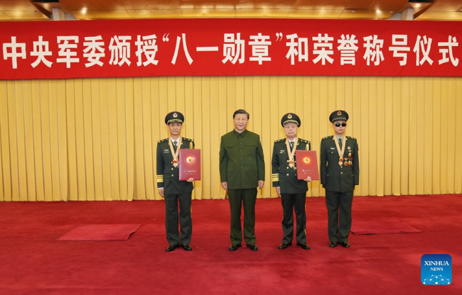 Ο Κινέζος Πρόεδρος Σι Τζινπίνγκ, επίσης γενικός γραμματέας της Κεντρικής Επιτροπής του Κομμουνιστικού Κόμματος Κίνας και πρόεδρος της Κεντρικής Στρατιωτικής Επιτροπής, βγάζει φωτογραφίες με τους παραλήπτες του Μεταλλίου της 1ης Αυγούστου στο Πεκίνο, πρωτεύουσα της Κίνας, 27 Ιουλίου 2022. (φωτογραφία/Xinhua)