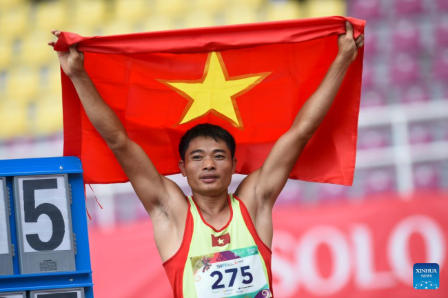 Ο Ngo Xuan Doan από το Βιετνάμ μετά τη νίκη στον τελικό του στίβου F44 στο άλμα εις ύψος ανδρών στους ASEAN Para Games 2022 στη Σουρακάρτα, Κεντρική Ιάβα, Ινδονησία, 3 Αυγούστου 2022. (Xinhua/Zulkarnain)