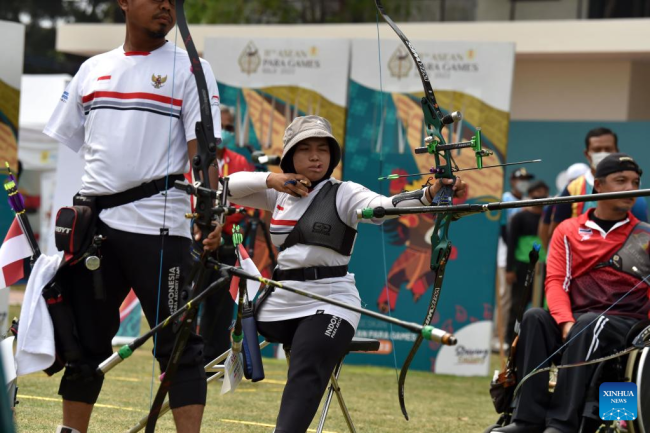 Ο Kholidin και η Mahda Aulia (C) της Ινδονησίας αγωνίζονται για το χρυσό μετάλλιο Mixed Team Recurve Archery εναντίον των Hanreuchai Netsiri και Phattharaphon Pattawaeo της Ταϊλάνδης στους ASEAN Para Games 2022, στη Σουρακάρτα της Ινδονησίας, 3 Αυγούστου 2022. (Xinnchuaah/A .)