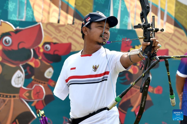 Ο Kholidin της Ινδονησίας αγωνίζεται κατά τη διάρκεια του αγώνα για το χάλκινο μετάλλιο με τοξοβολία Ατομικής Τοξοβολίας Ανδρών εναντίον του Suresh Selvatamby της Μαλαισίας στους ASEAN Para Games 2022, στη Σουρακάρτα της Ινδονησίας, 3 Αυγούστου 2022. (Xinhua/Agung Kuncahya B.)