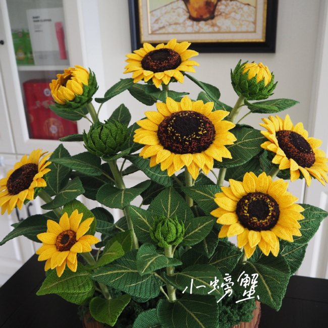 Μια σειρά από καταπληκτικά λουλούδια σε γλάστρες, φτιαγμένα από μια νοικοκυρά στο Τσονγκτσίνγκ, έγινε πρόσφατα viral. [Η φωτογραφία παρέχεται στο chinadaily.com.cn]