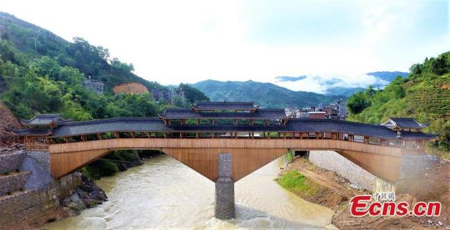 Η φωτογραφία αρχείου δείχνει την τοξωτή γέφυρα Σανσιά με ξύλινη στέγη στο χωριό Χεσί της πόλης Τσουντσί, στην κομητεία Τζοουνίνγκ του Νινγκντέ, στην επαρχία Φουτζιέν της ανατολικής Κίνας.