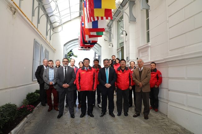 16 febbraio 2018: foto di gruppo del team di spedizione scientifica antartica cinese con il personale della spedizione polare cilena dopo un seminario