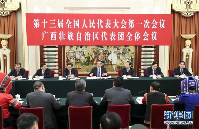 Li Keqiang participa da reunião da delegação de Guangxi