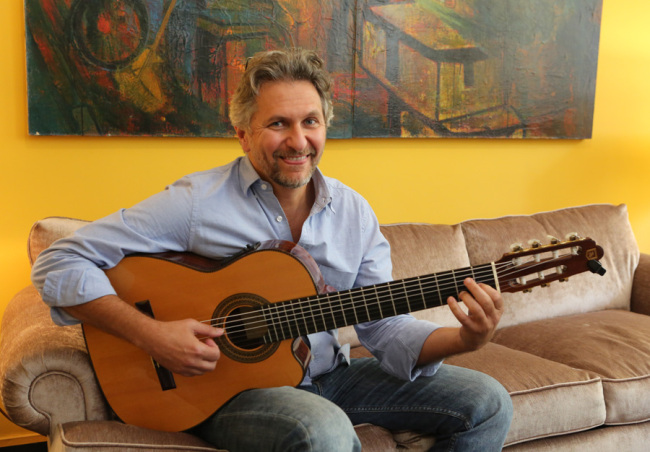 Violonista e cavaquinista brasileiro Nelson Latif fala sobre música, trabalho e vida