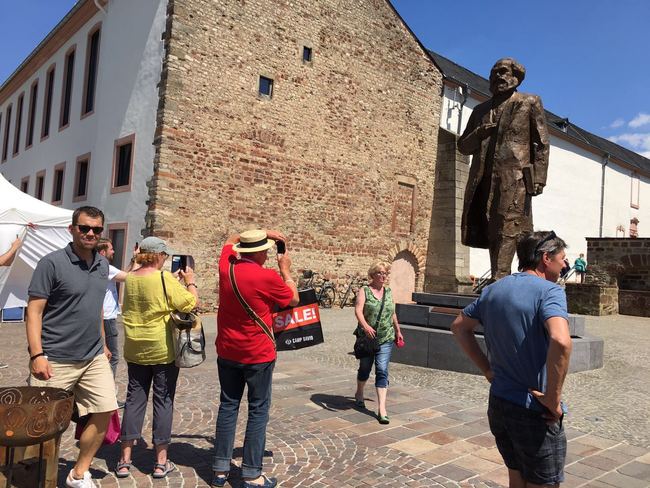 Estátua de Karl Marx doada pela China se torna paisagem popular de Trier, na Alemanha