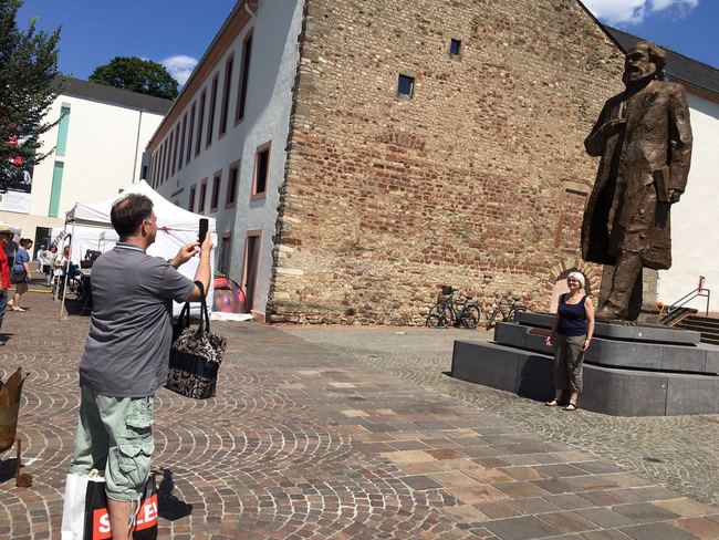 Estátua de Karl Marx doada pela China se torna paisagem popular de Trier, na Alemanha