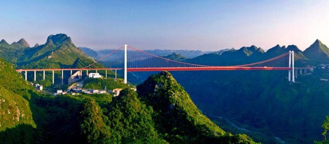 Ponte do rio Baling na autoestrada Zhenning-Shengjingguan, a primeira ponte de mil metros construída em cânions do mundo