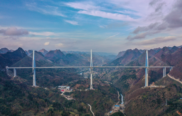 Ponte Pingtang na autoestrada Pingluo, que tem os pilares de concreto mais altos do mesmo tipo de ponte no mundo