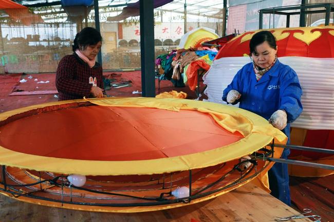 Artesãos de lanterna em Zigong: criador de sonhos na cidade das luzes