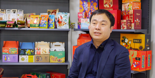 Jovem vende frutos secos de Xinjiang na internet