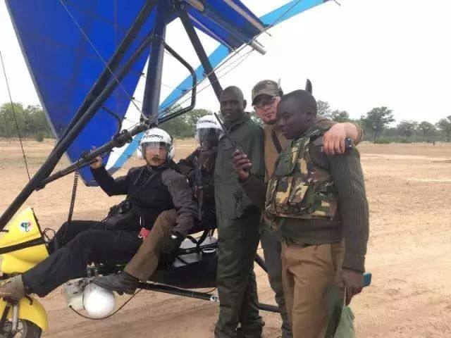 Zhang Guangrui faz patrulha junto aos protetores zimbabueanos de animais selvagens