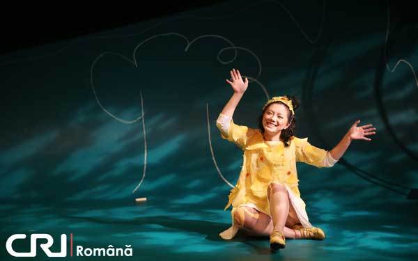 Piesa de teatru „Copacul" a emoţionat copiii români
