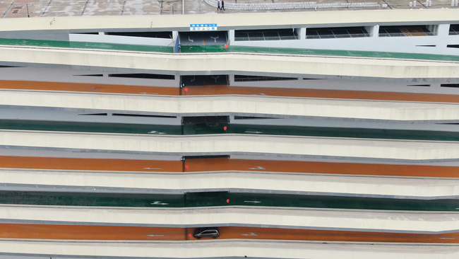 Parcarea cu 15 etaje Parcarea cu 15 etaje