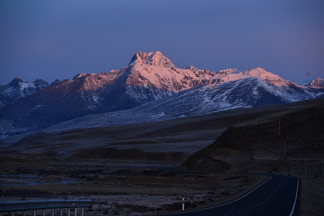Peisaje de-a lungul șoselei pe Acoperișul Lumii