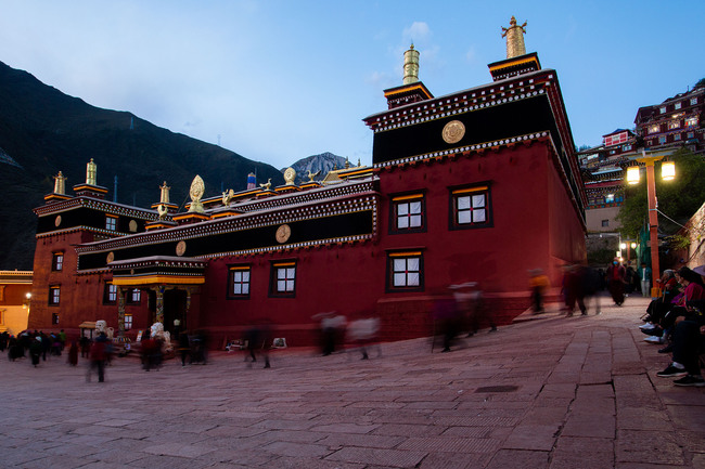 Peisaje de-a lungul șoselei pe Acoperișul Lumii