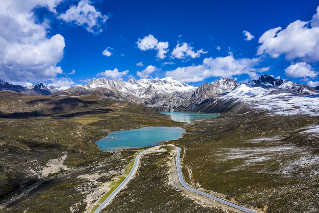 Peisaje de-a lungul șoselei pe Acoperișul Lumii