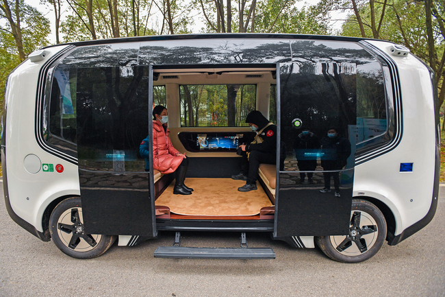  Un autobuz-robot oprit într-o stație