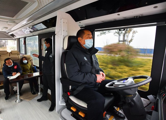 Un microbuz-robot surprins pe o alee