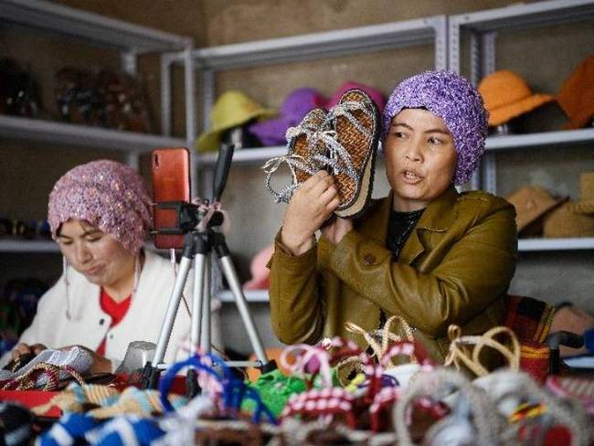 ​Imobilizată într-un scaun cu rotile, He Wenhua a găsit o cale pentru a ieși din sărăcia lucie