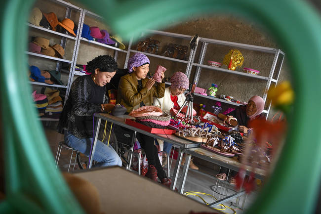 Imobilizată într-un scaun cu rotile, He Wenhua a găsit o cale pentru a ieși din sărăcia lucie Imobilizată într-un scaun cu rotile, He Wenhua a găsit o cale pentru a ieși din sărăcia lucie